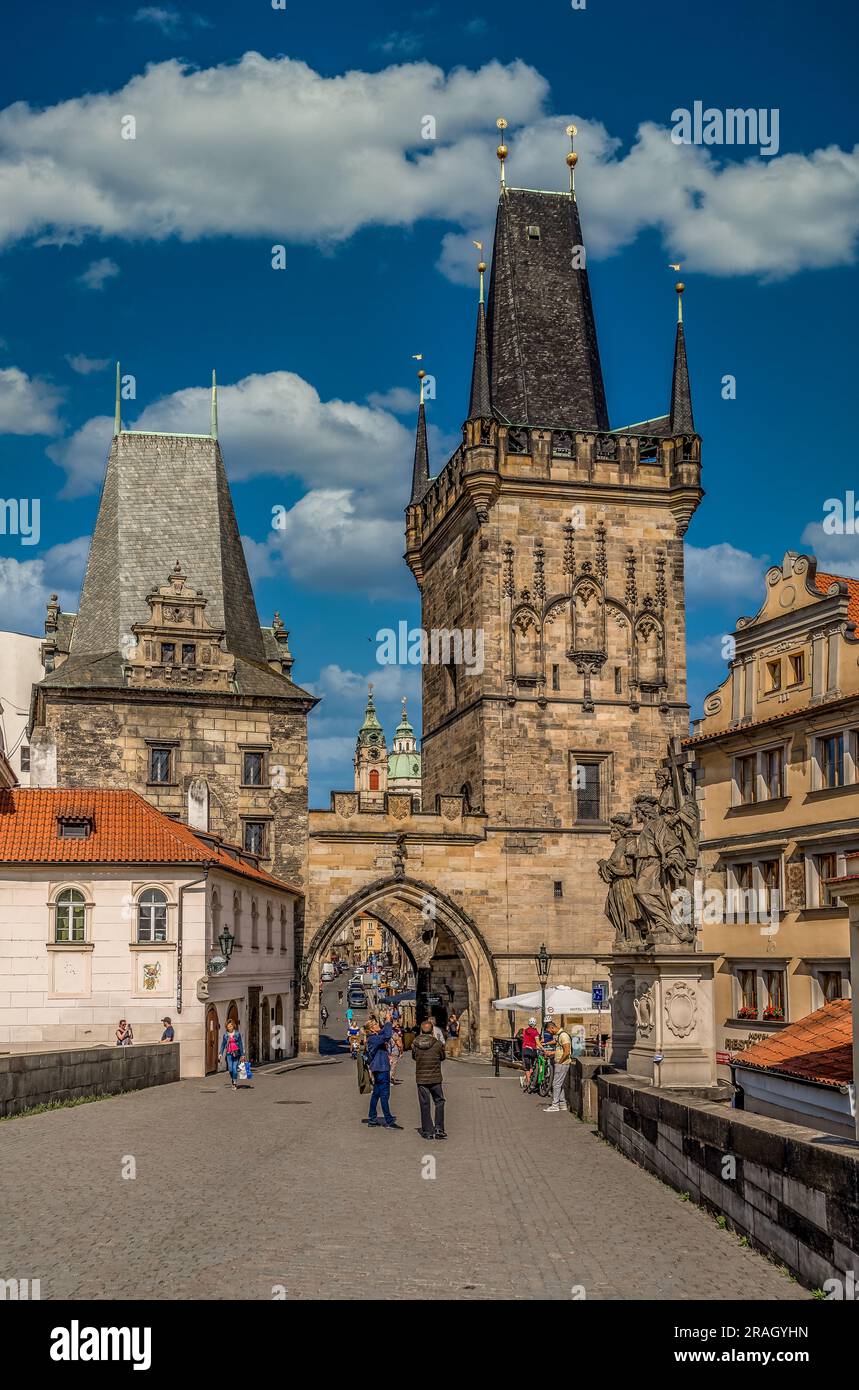 Brückenturm der Kleinstadt am Ende der Karlsbrücke in Prag mit wolkenblauem Himmel Stockfoto