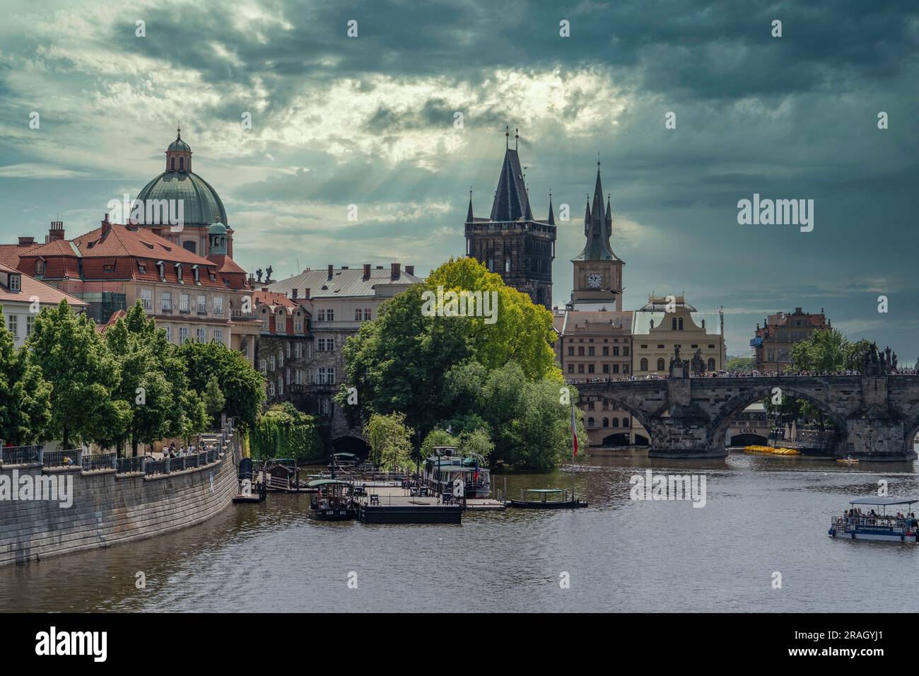 Wolkiger, dramatischer Himmel über der karlsbrücke und dem gotischen Stadttor in Prag Stockfoto