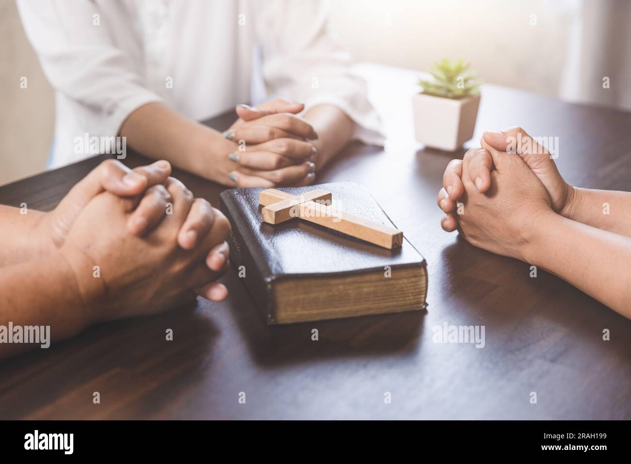 Ein Treffen von Freunden studiert die bibel und betet gemeinsam zum Lord-Konzept des Wissens in der Religion. Möge Gott euch Hoffnung geben, Hindernisse zu überwinden. Stockfoto