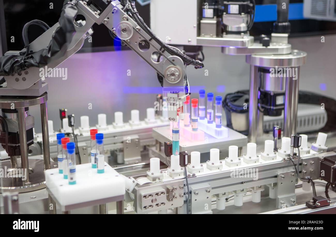 Automatisierter Prozess im Labor. Roboterarm mit Teströhrchen-Virus im Labor. Stockfoto