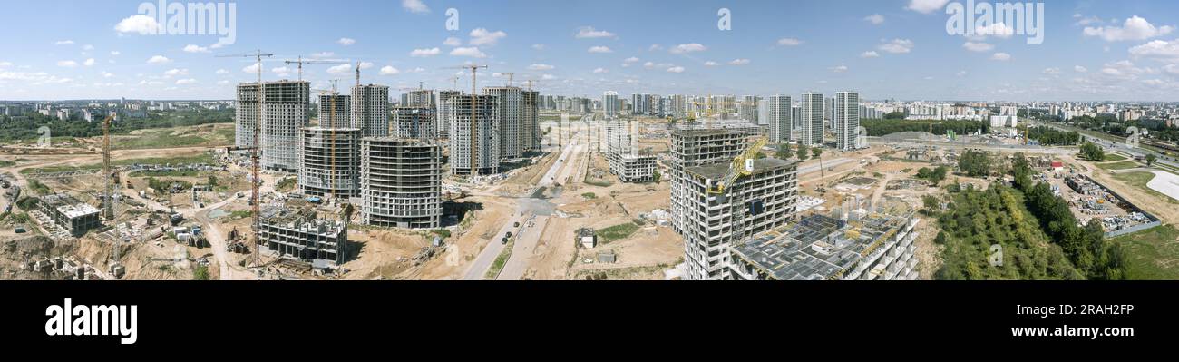 Super-Weitwinkelpanorama der Baustelle bei der städtischen Erschließung von Immobilieninvestitionsprojekten im Neubaugebiet. Stockfoto