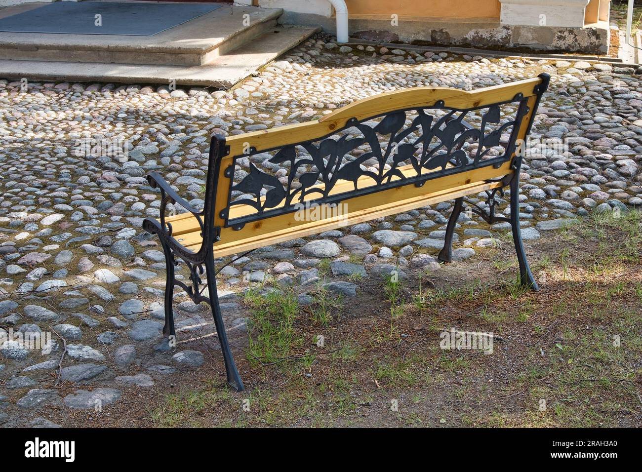 Leere Holzbank mit Zierteilen aus Gusseisen Stockfoto