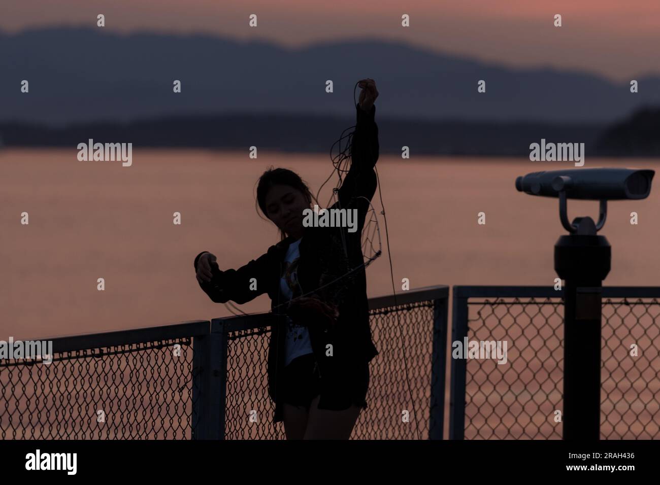 Seattle, USA. 3. Juli 2023. Krabbenfischer und Touristen kommen zusammen, um den Sonnenuntergang in der Elliott Bay zu beobachten, während Seattles Luftqualität deutlich sinkt, während vor den großen Feierlichkeiten am 4. Juli der Rauch des Klimaschutzes in den Puget Sound eindringt. Die PNW wird weiterhin jährlich von klimabezogenem Rauch heimgesucht. James Anderson/Alamy Live News Stockfoto