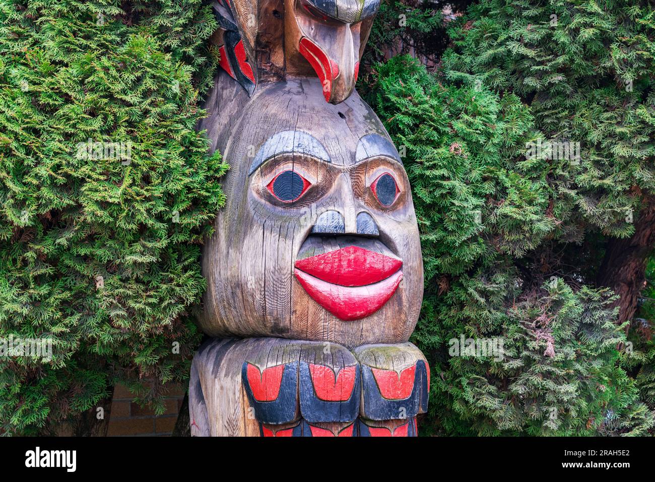 Nahaufnahme eines Totempfähls in Duncan, Britische Kolumbnia, Kanada. Stockfoto