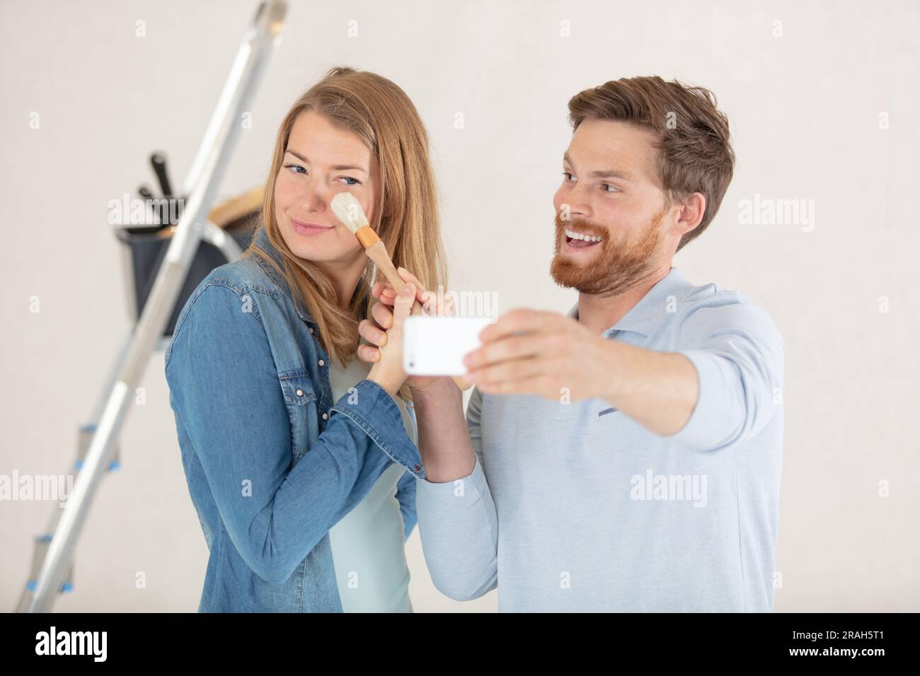 Ein süßes Paar malt zusammen ein neues Zuhause Stockfoto