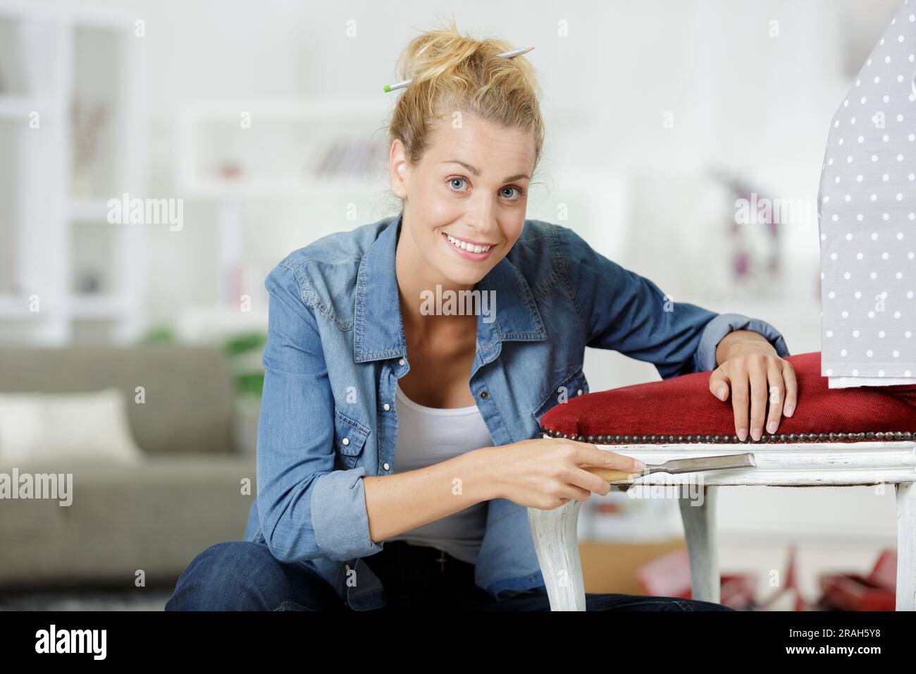 Frau, die auf einem Holzstuhl arbeitet Stockfoto