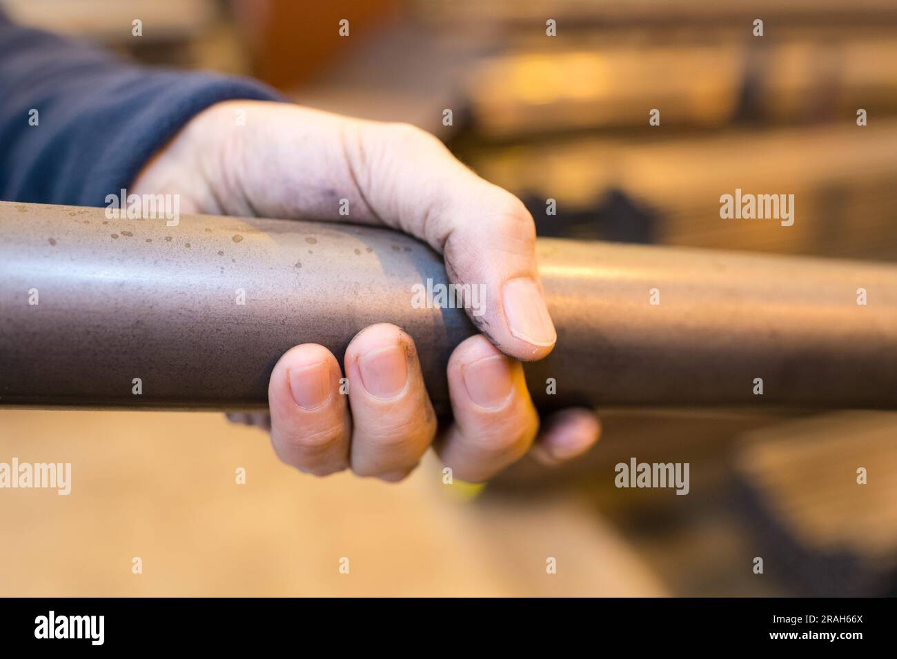 Metallarbeiter Hand auf Eisenstange Stockfoto