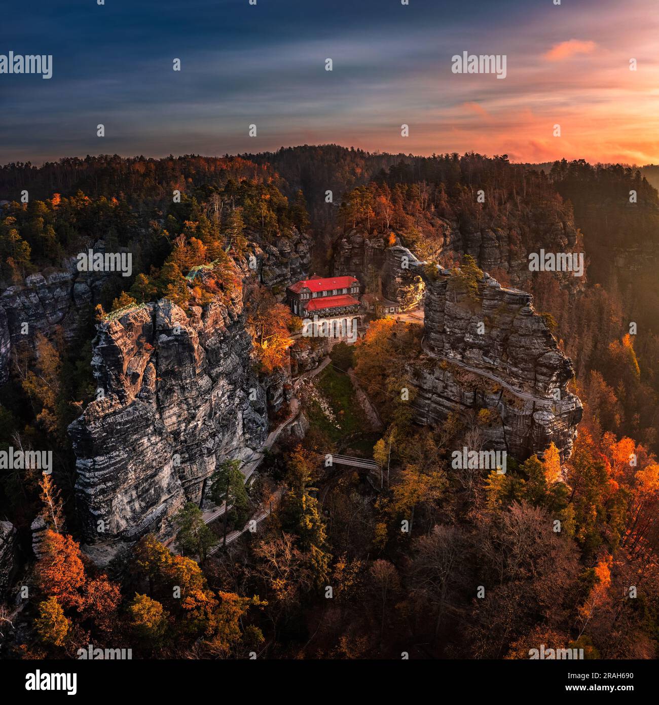 Hrensko, Tschechische Republik - Panoramablick aus der Vogelperspektive auf das Pravcicka Brana (Pravcicka-Tor) im Nationalpark Böhmische Schweiz, dem größten natürlichen Bogen Stockfoto