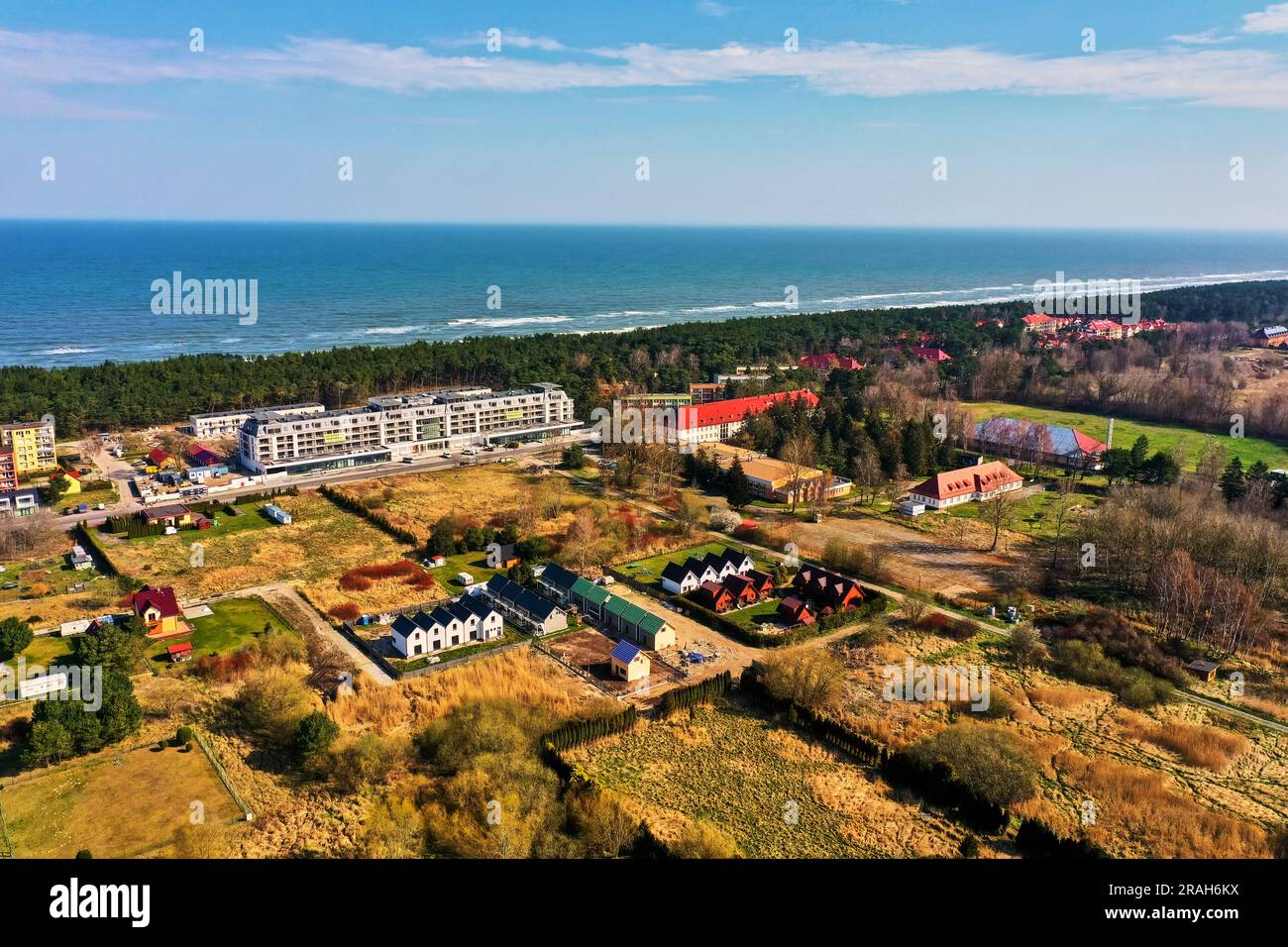 Luftaufnahme eines Hotels und einer Ferienunterkunft mit der Ostsee am Horizont an der polnischen Küste Stockfoto