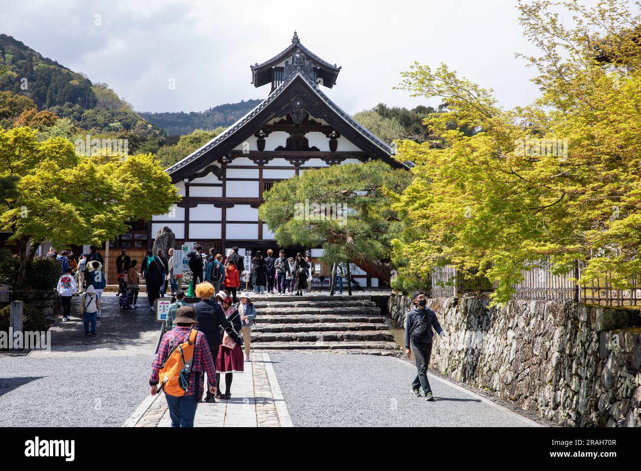 Tenryu-ji-Tempel rinzai Zen-Sekte, UNESCO-Weltkulturerbe, Kyoto, Japan, Sping 2023, Besucher gehen in Richtung Tempel Stockfoto