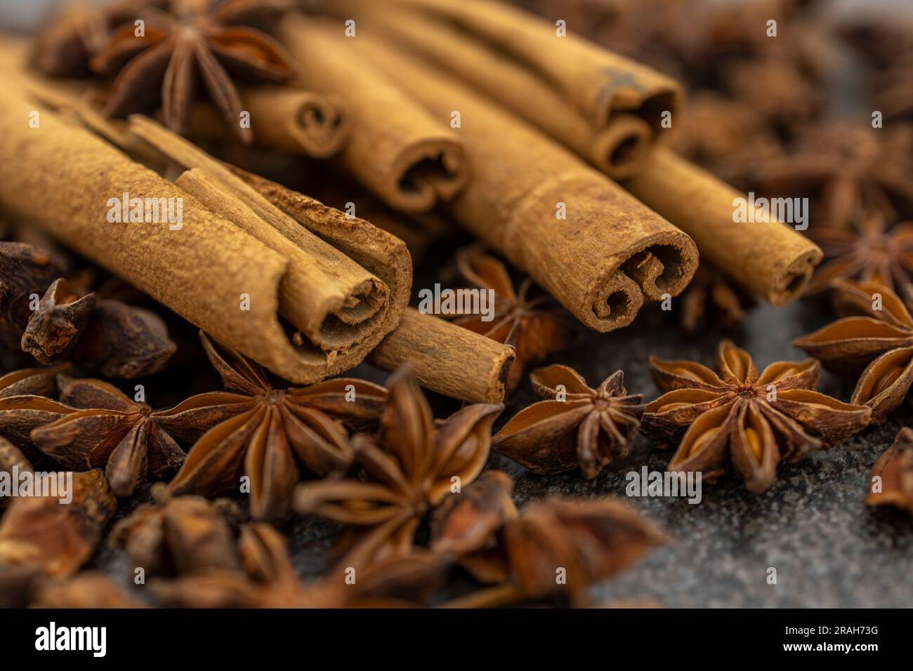 Anis- und Zimtstangen mit wohlriechenden Gewürzen Stockfoto