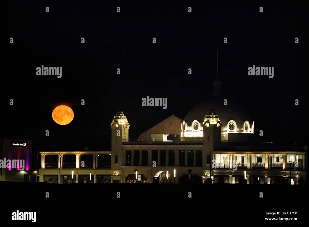 Der Vollbuck-Supermond über dem Spanish City Gebäude in Whitley Bay an der Nordostküste Englands. Der Juli-Supermond erreicht seinen nächstgelegenen Punkt zur Erde mit 224.895 Meilen (361.934km km) - etwa 13.959 Meilen (22.466km km) näher als üblich. Es erscheint 5,8 Prozent größer und 12,8 Prozent heller als ein normaler Vollmond. Bilddatum: Dienstag, 4. Juli 2023. Stockfoto