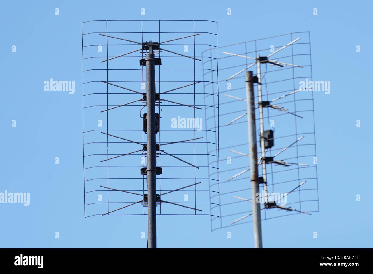 TV-Antenne auf dem Dach. Antenne auf dem Dach montiert. Empfangen von tv-Signalen. TV und Internetanschlussantenne. Stockfoto