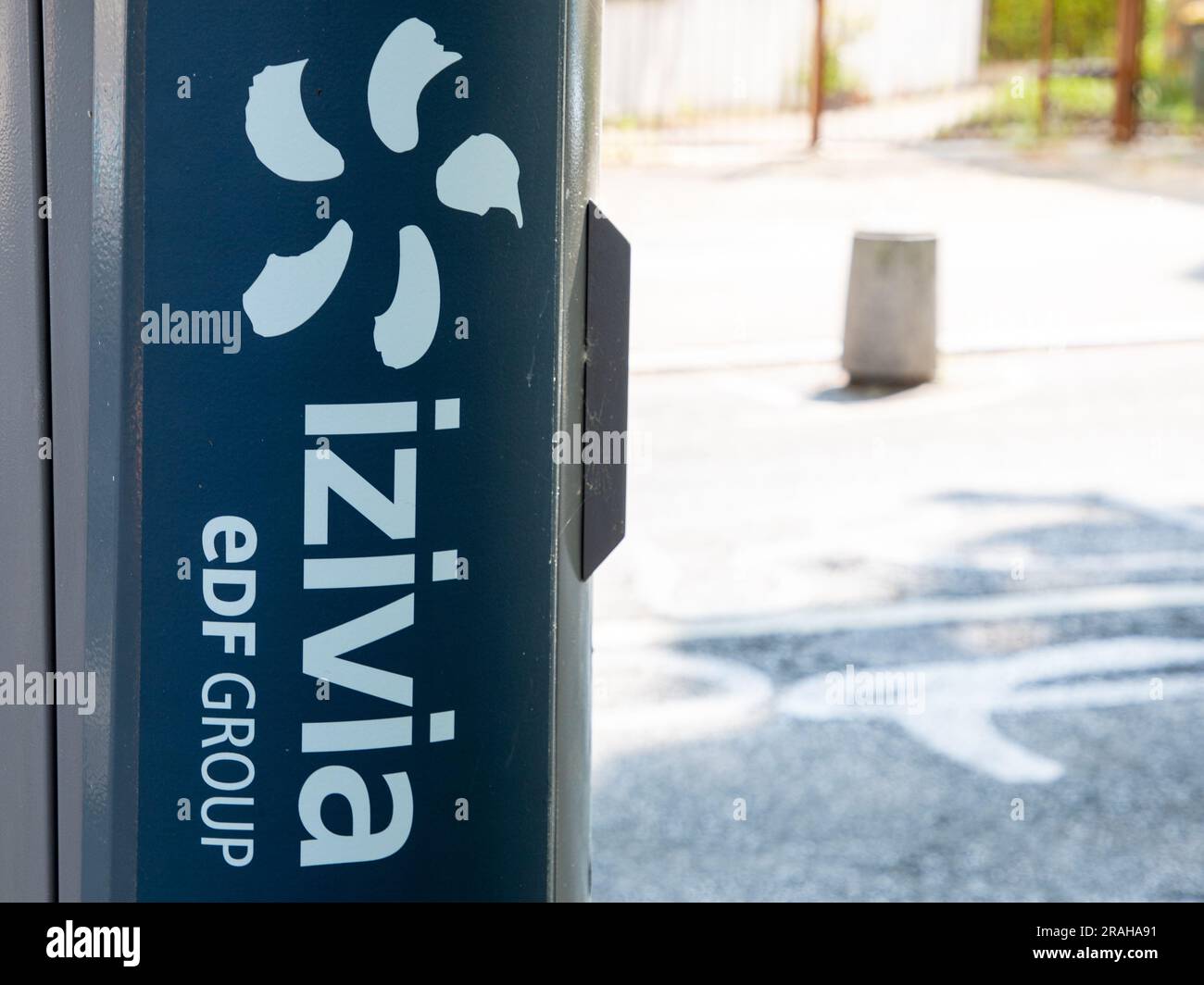 Bordeaux , Frankreich - 07 01 2023 : edf izivia Logo Marke und Textzeichen Electric Utility Company Public Car EV Charging Station Stockfoto