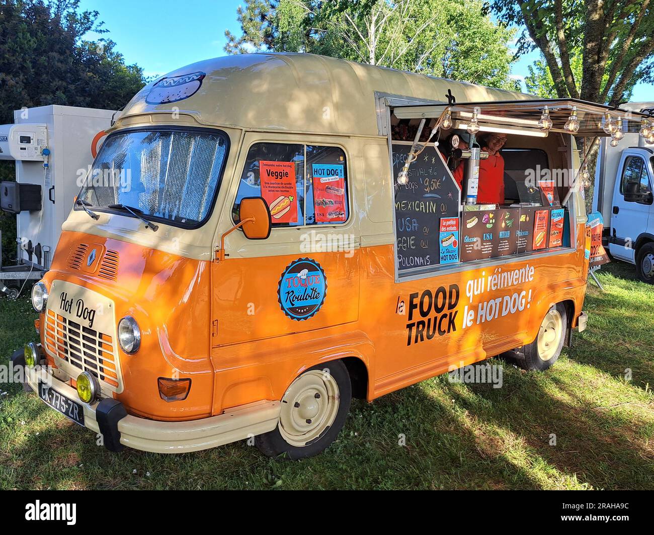 Bordeaux , Frankreich - 06 27 2023 : renault estafette Old-Timer Side View Old Retro Nutzfahrzeug verwandelt sich in trendigen Food Truck Hotdog Stockfoto