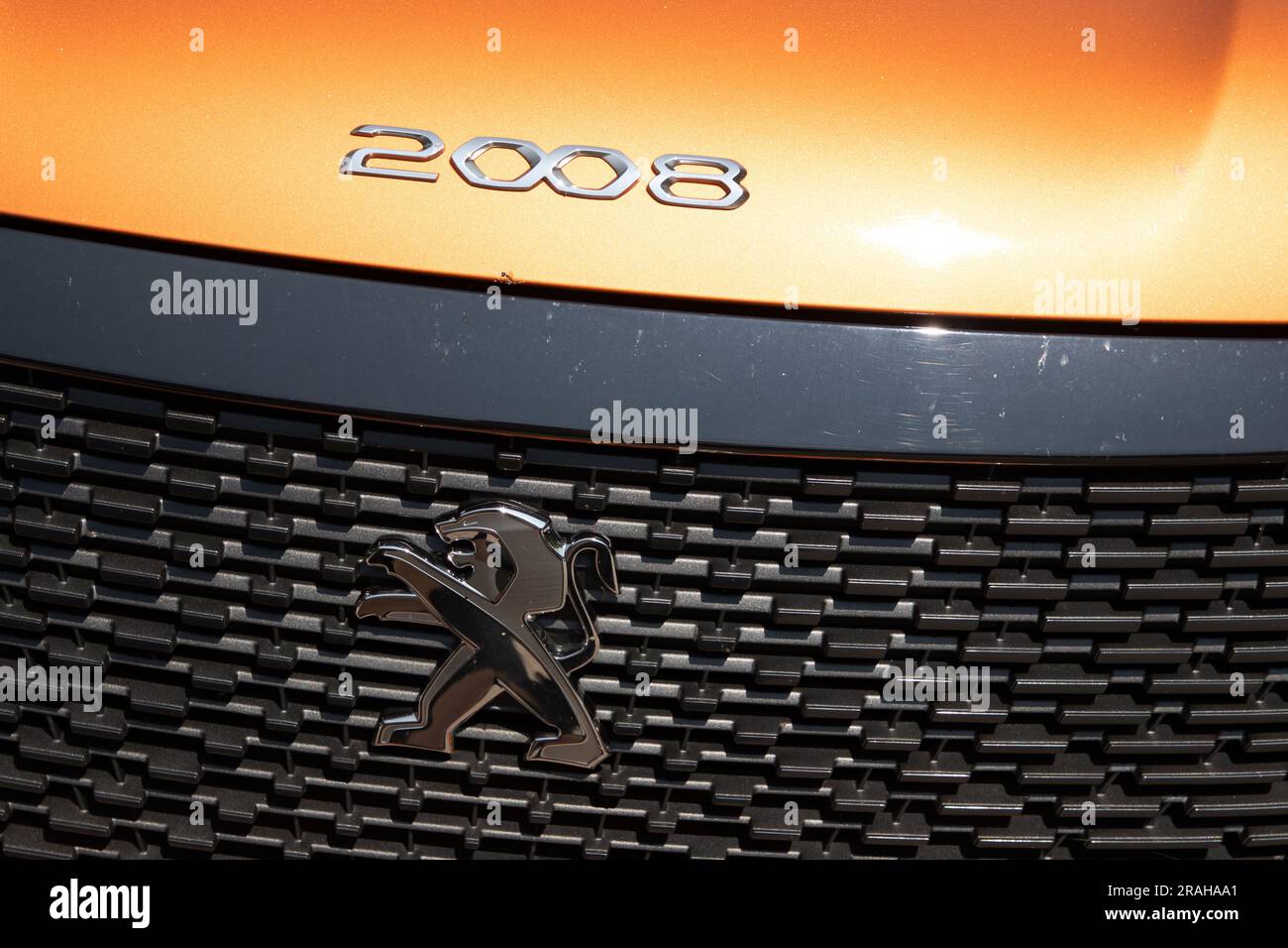 Das neue Peugeot-Logo Emblem 208 Auto Exterior 2022 2023 2024 Auto