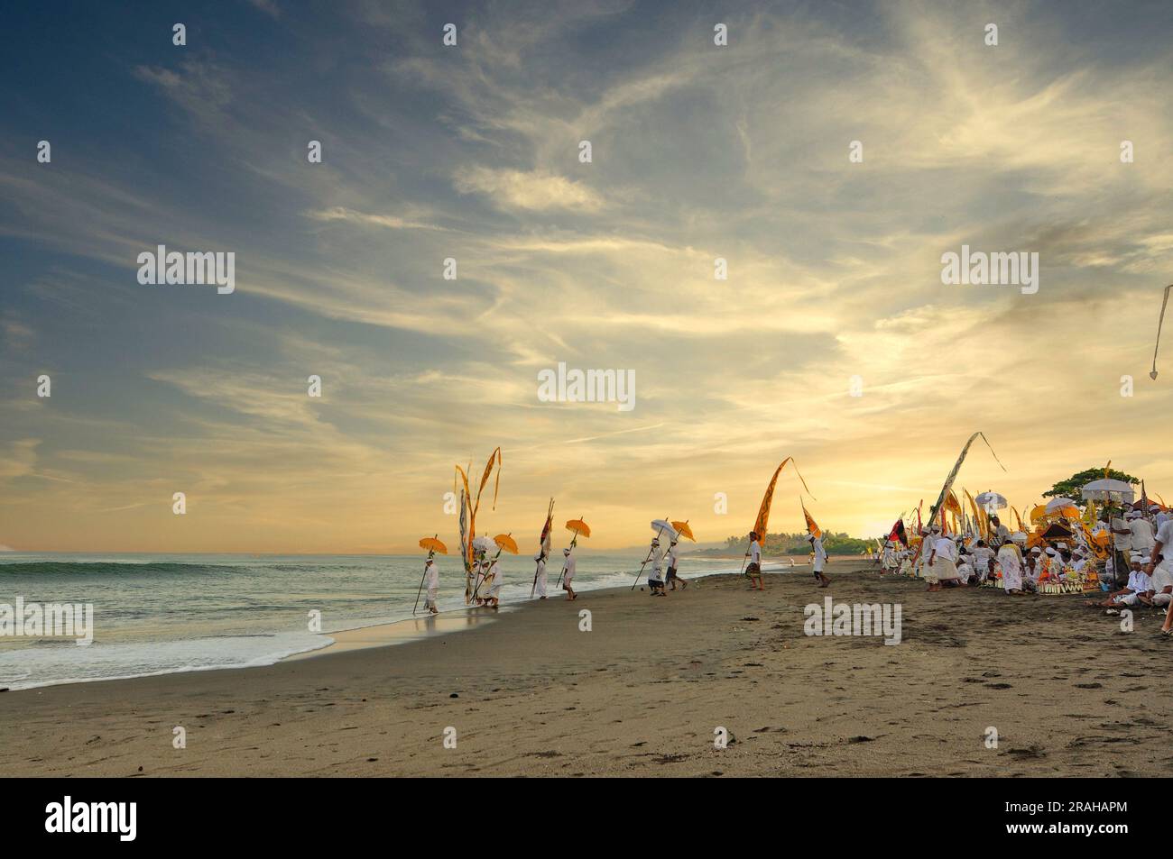 Melasti traditionelle Ritual-Zeremonie in Bali Beach bei Sonnenuntergang als eine der Touristenattraktionen Stockfoto