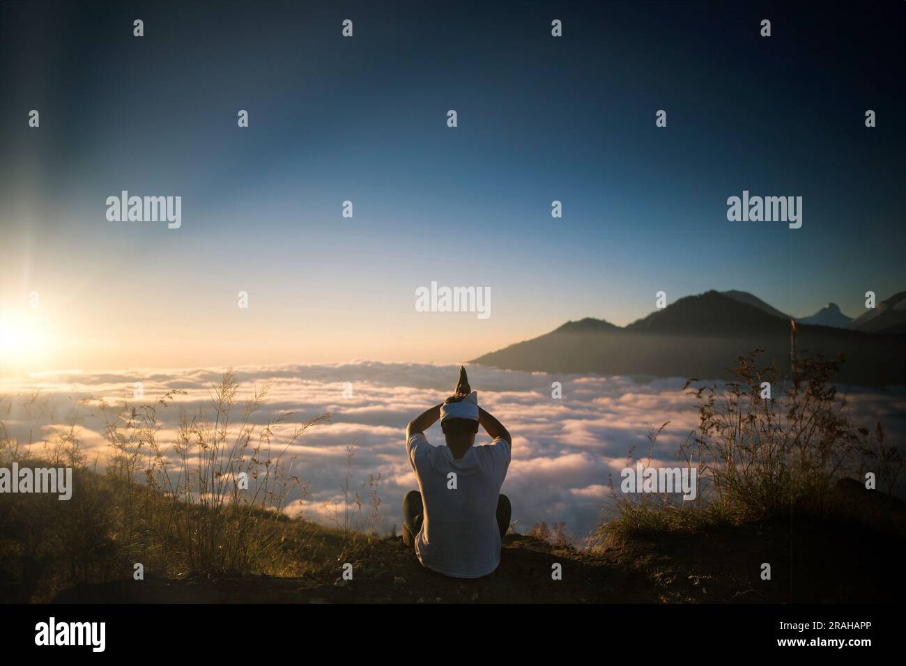 Balinesische oder javanische hindusche religiöse Insel Hinduismus Gebet Natur auf dem Gipfel des Berges bei Sonnenaufgang Stockfoto