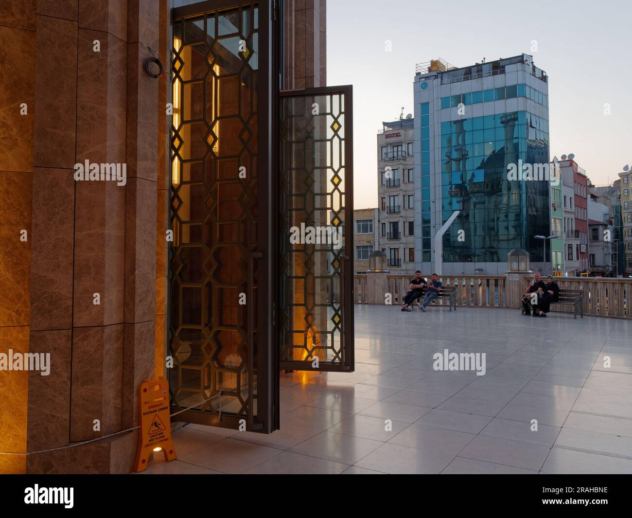 Eintritt in die Taksim Moschee an einem Sommerabend, Taksim Platz, Istanbul, Türkei Stockfoto