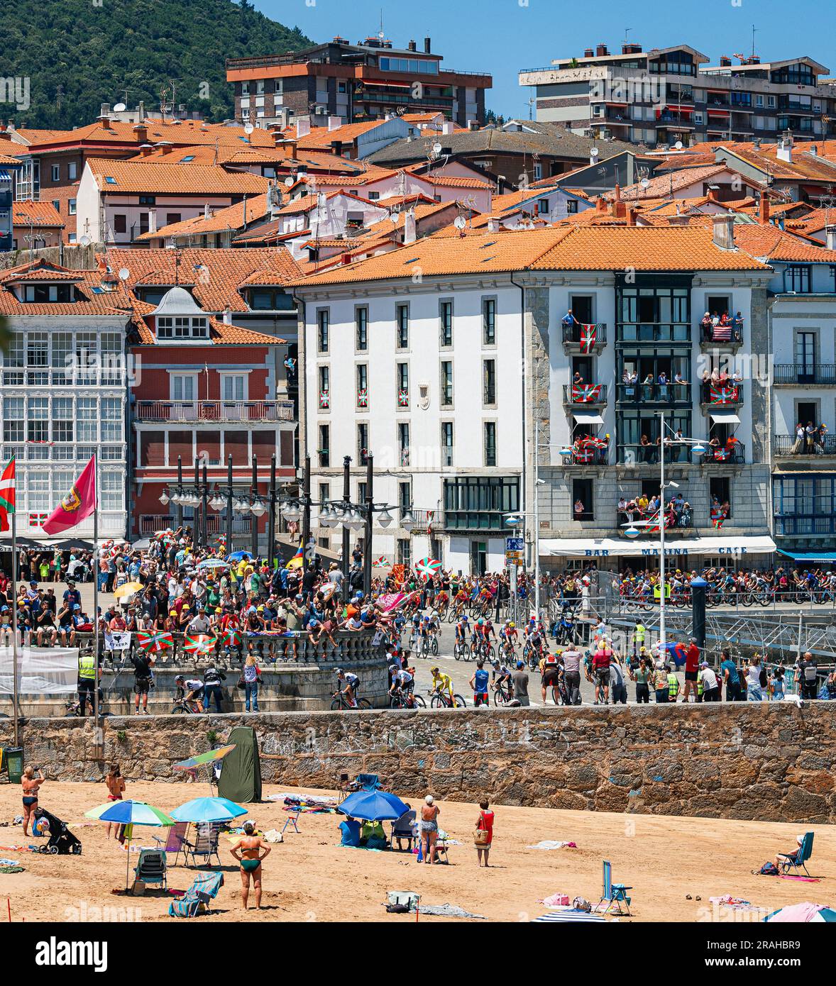 Spanien. 03. Juli 2023. Foto von Alex Whitehead/SWpix.com - 03/07/2023 - Radfahren - 2023 Tour de France - Etappe 3: Amorebieta-Etxano nach Bayonne (193,5km) - Pelotonfahrt durch die Küstenstadt Lekeitio. Kredit: SWpix/Alamy Live News Stockfoto