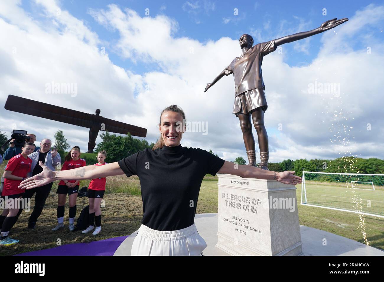 Der ehemalige englische Fußballer Jill Scott wird als neuer Kapitän für die Hit-Show A League of their own bei der Angel of the North Statue in Gateshead enthüllt. Aus diesem Anlass wurde Jill in eine Statue verwandelt, die neben dem Engel des Nordens stehen wird und zu einer kurzfristigen Touristenanlage zu Ehren ihrer sportlichen Leistungen wird. Bilddatum: Dienstag, 4. Juli 2023. Stockfoto