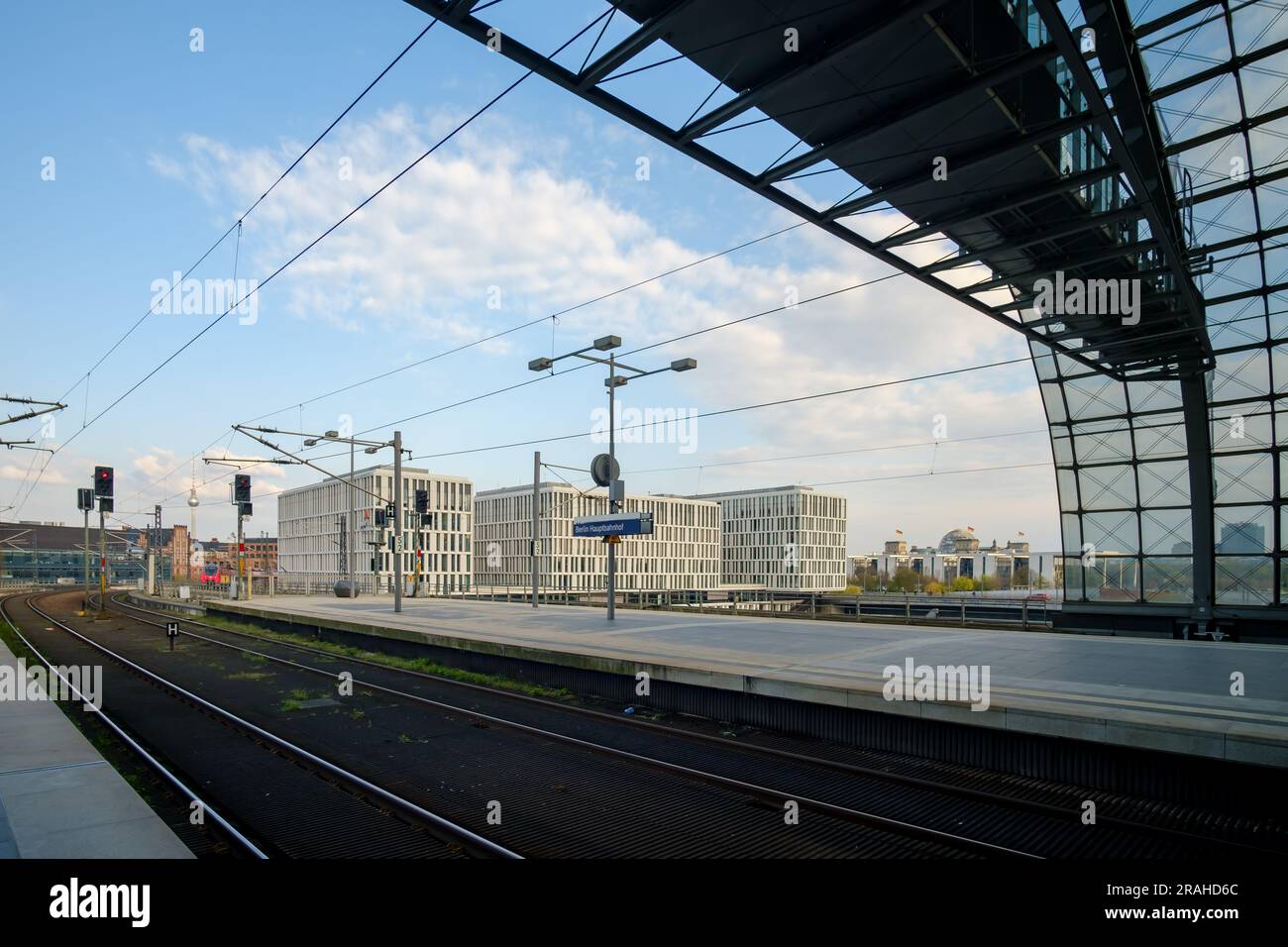 Berlin, Deutschland - 19. April 2023 : Blick auf den Berliner Hauptbahnhof und den Fernsehturm im Hintergrund in Berlin Stockfoto