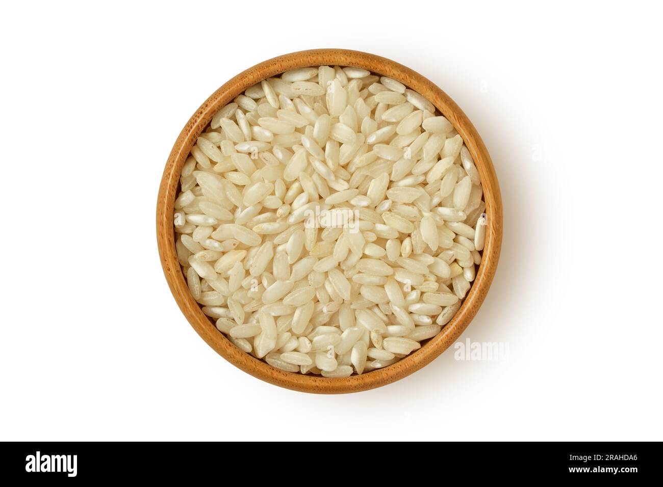 Carnaroli-Reis in Holzschüssel auf weißem Hintergrund Stockfoto