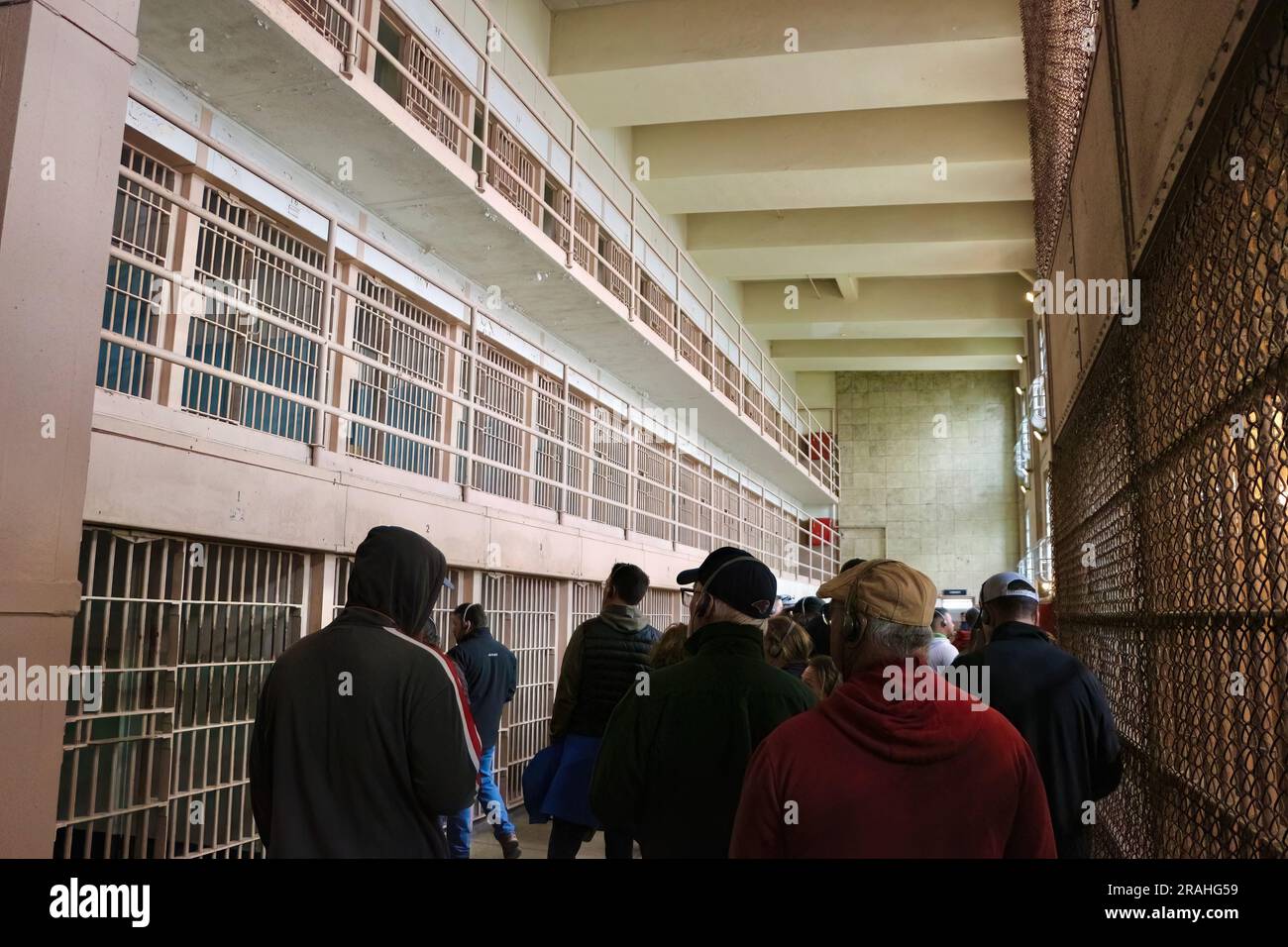 Touristen im Bundesgefängnis von Alcatraz sehen Korridore mit Gefängniszellen Alcatraz Island San Francisco Kalifornien USA Stockfoto