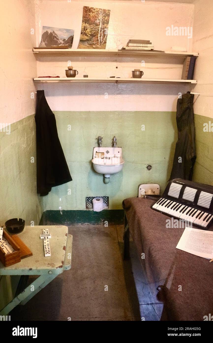 Das Innere einer Gefängniszelle ein Akkordeon, das den Lärm der Insassen verbergen soll, die Alcatraz Federal Penitentiary San Francisco Kalifornien USA Stockfoto