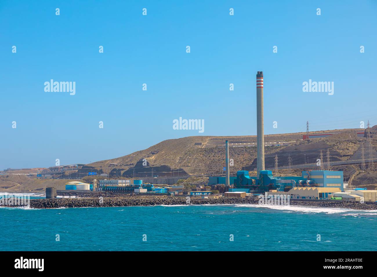 Wärmekraftwerk mit innovativen Technologien. Es kombiniert traditionelle thermische Erzeugungsmethoden mit nachhaltigen Verfahren und sorgt so für einen Stockfoto