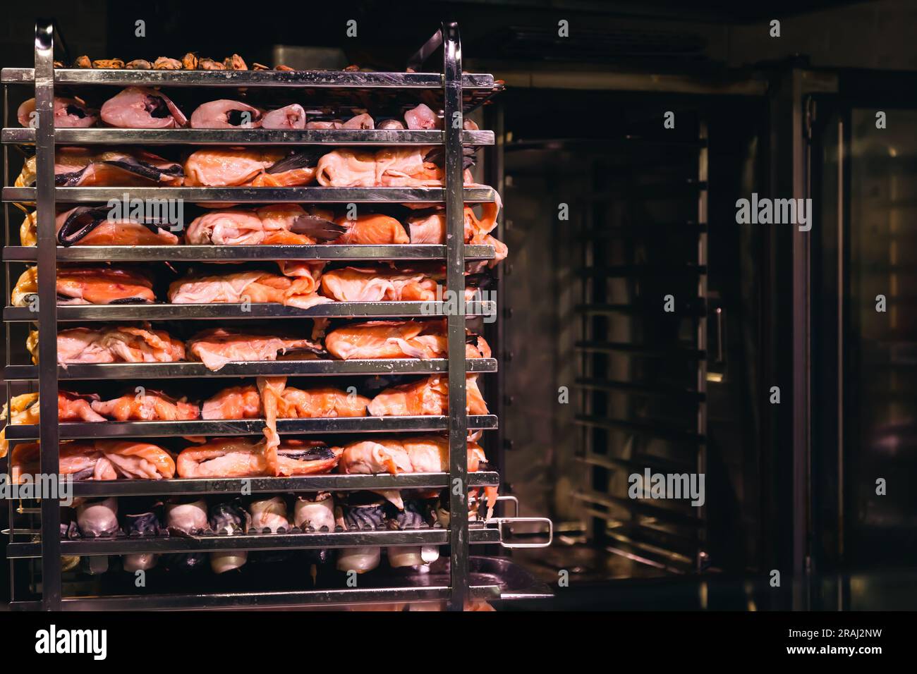 Lachs, der in einem kleinen Raucher raucht. Stockfoto