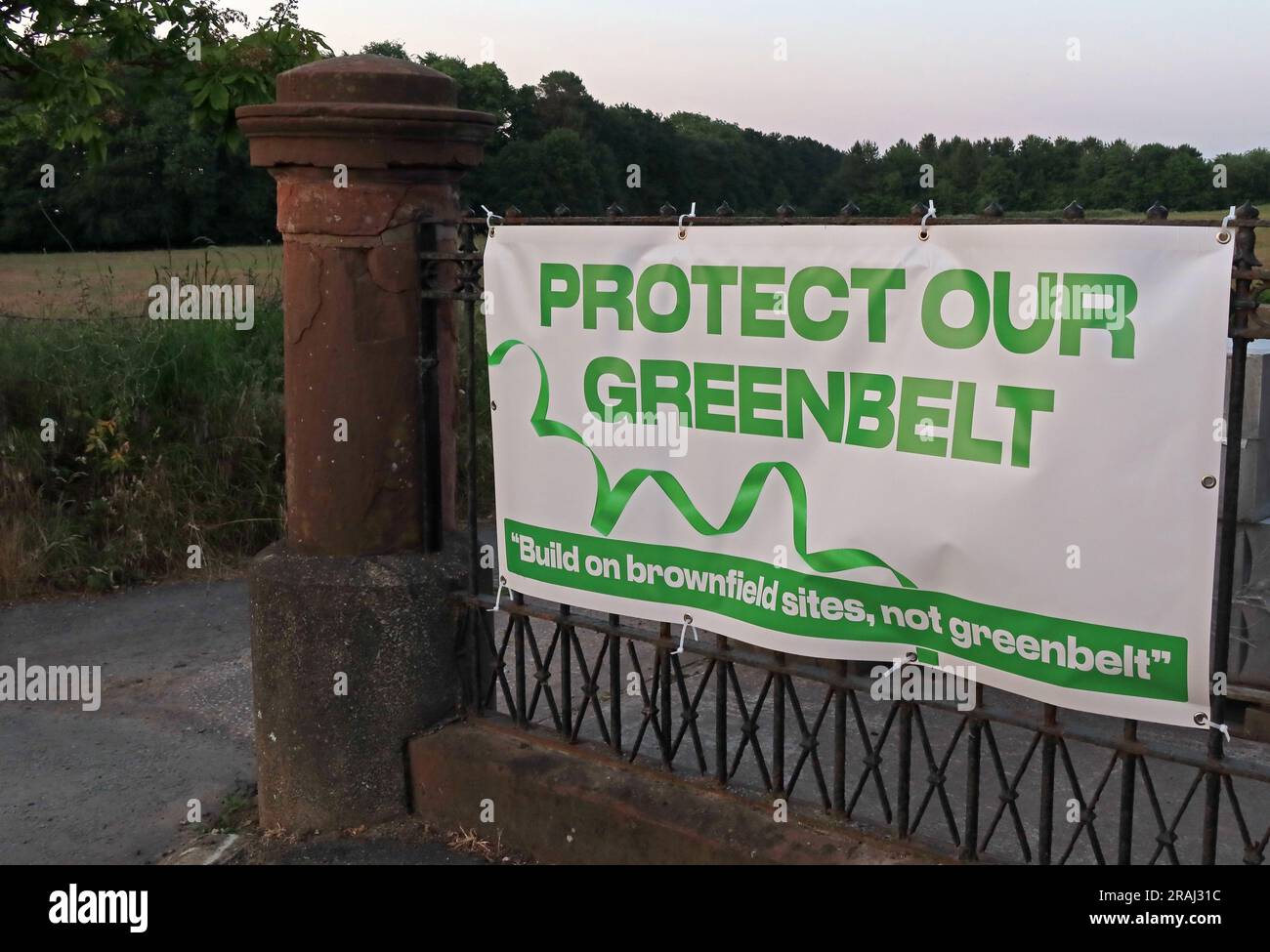 Schützen Sie unseren Greenbelt Banner auf der Lumb Brook Road, Appleton, Warrington, Cheshire, England, UK, WA4 3DS Stockfoto