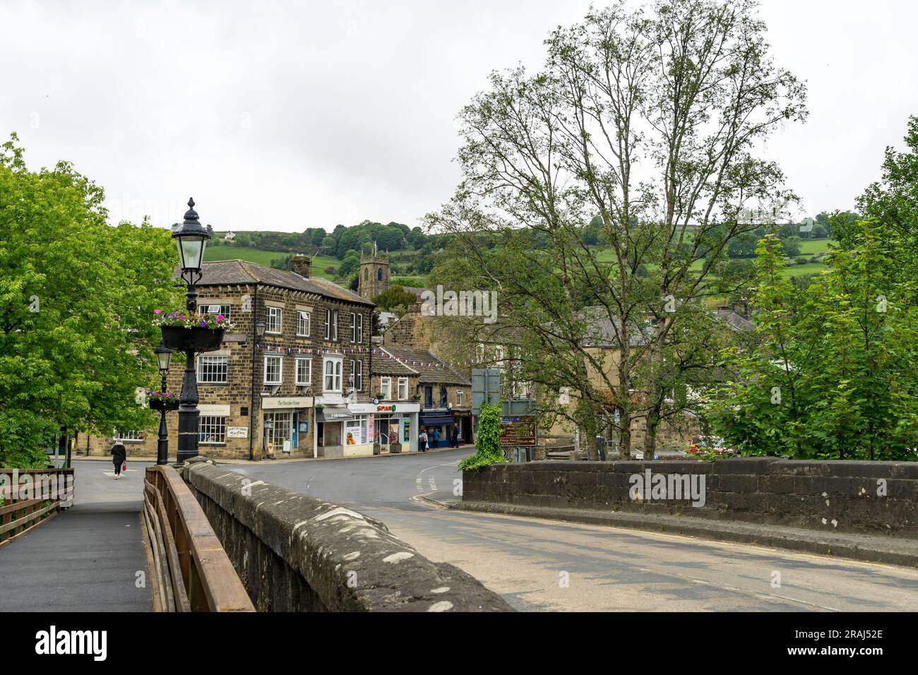 Blick auf den unteren Teil der High Street von der Pateley Bridge Foot Bridge, Pateley Bridge, Nidderdale, North Yorkshire, England, UK.ARW Stockfoto