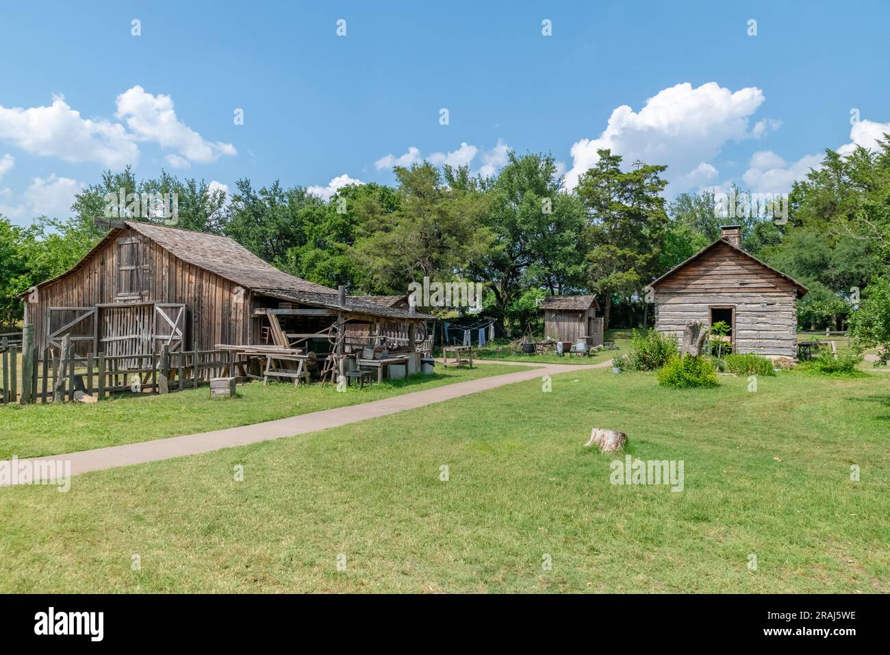 Dallas, TX, USA. 2. Juni 2023 Die lebendige Geschichte des Old City Park mit Pionierhäusern und viktorianischen Häusern aus dem 19. Jahrhundert und Geschäftsgebäuden. Stockfoto