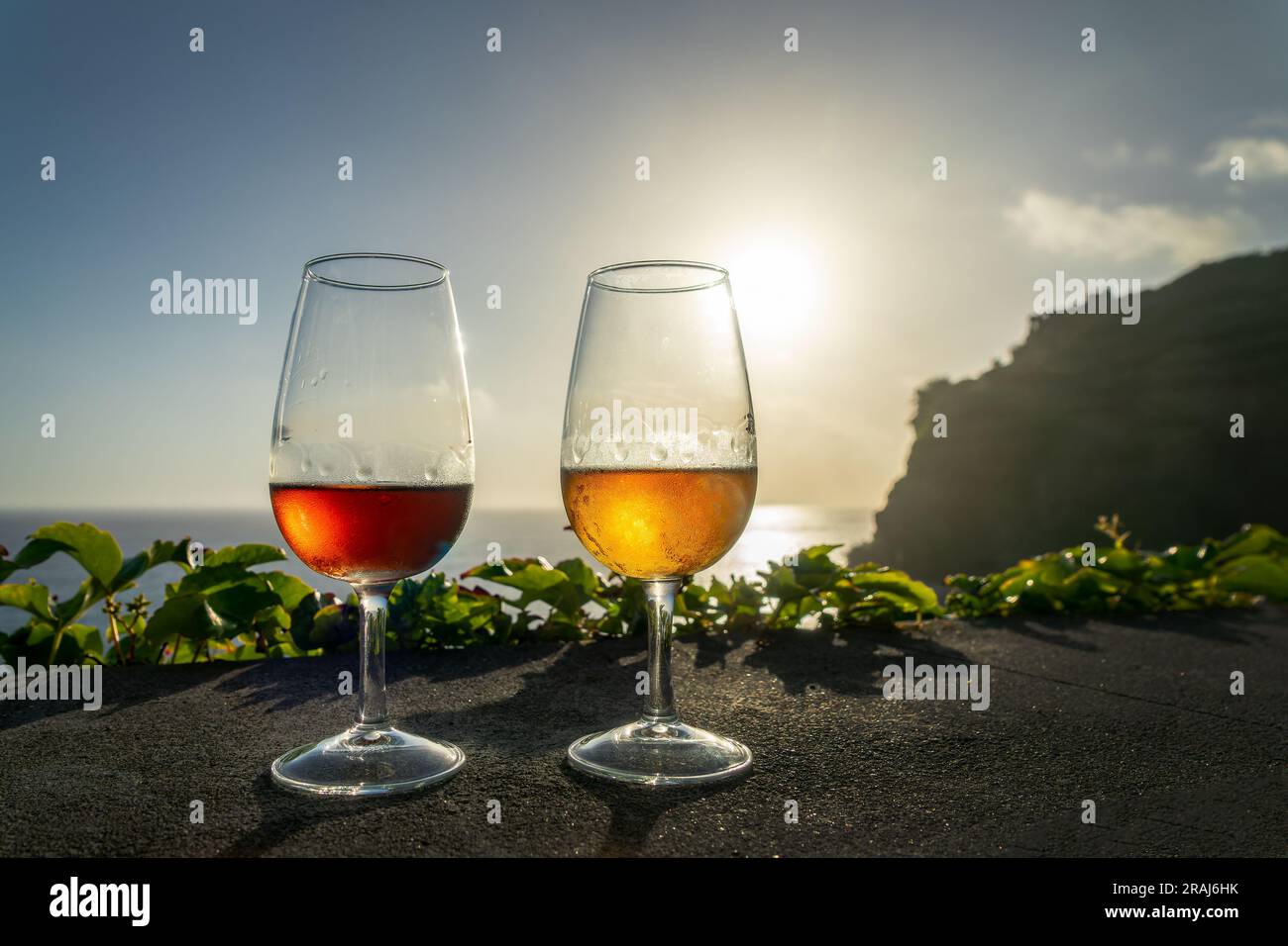 Zwei verschiedene Gläser Madeira-Weine bei Sonnenuntergang, Weinprobe, Insel Madeira, Portugal Stockfoto