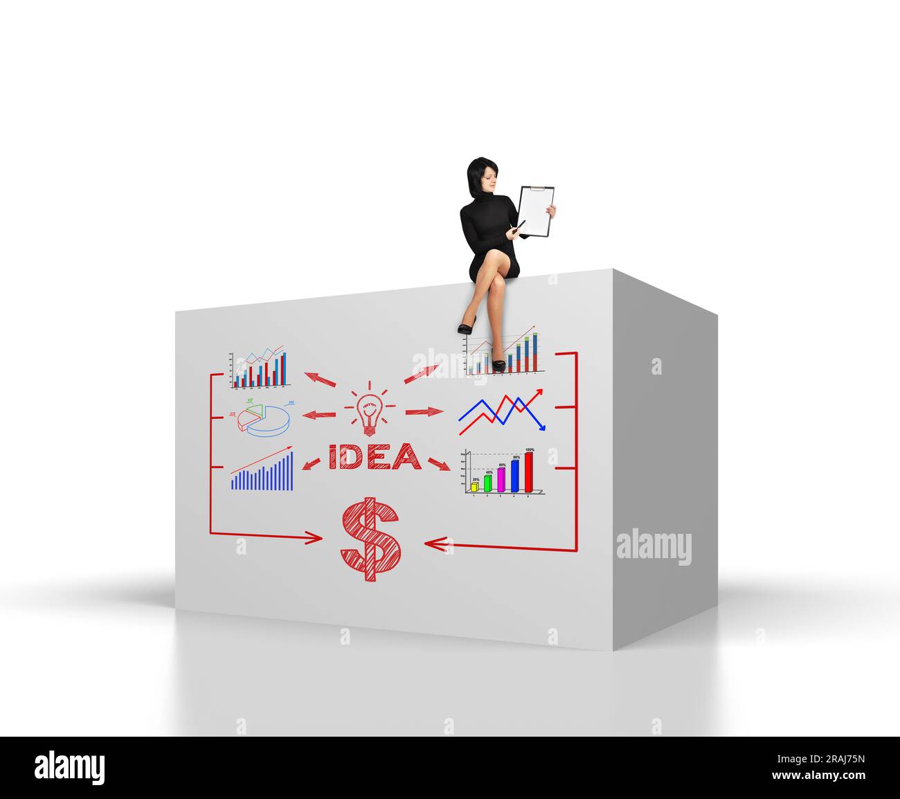 Geschäftsfrau sitzt auf einem großen Würfel und zeichnet Geschäftsstrategie Stockfoto