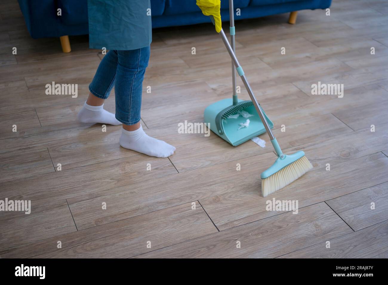 Hausmeister sauberes Wohnzimmer. Reinigungsservice und Hausmeister-Konzept. Stockfoto