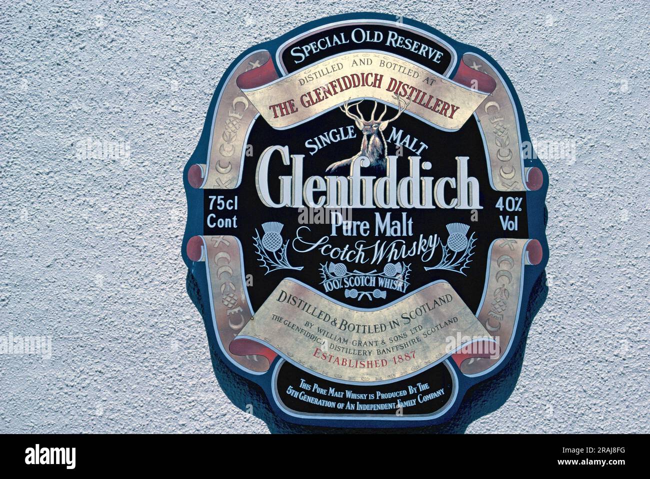 Logo an der Wand der Glenfiddich-Brennerei, Banffshire, Schottland Stockfoto