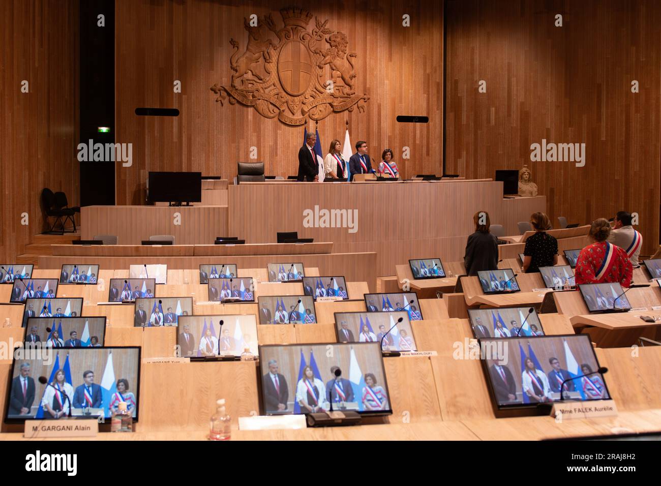 Marseille, Frankreich. 03. Juli 2023. Benoit Payan (zweiter von rechts), Bürgermeister von Marseille, hält eine Rede in einer halb leeren Kammer. Zur Unterstützung des Bürgermeisters, der in seinem Haus in L'Hay-les-Roses während der städtischen Unruhen am Samstag, den 01. Juli, angegriffen wurde, fordert die Association des Maires de France (Verband der französischen Bürgermeister) am Montag, dem 1. Juli, eine Kundgebung der Unterstützung vor allen Rathäusern in Frankreich. In Marseille fand die Zeremonie im gemeinderat vor einem sehr kleinen Publikum statt. Kredit: SOPA Images Limited/Alamy Live News Stockfoto