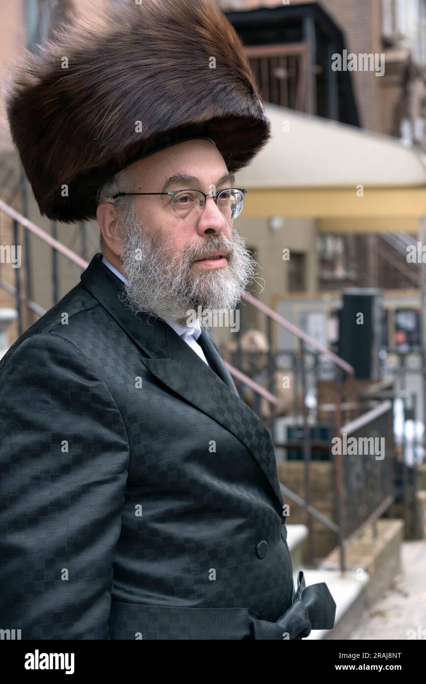 Ein orthodoxer jüdischer Mann, der während des Passover einen Shtreimel-Pelzhut trug. In Williamsburg, Brooklyn, New York. Stockfoto