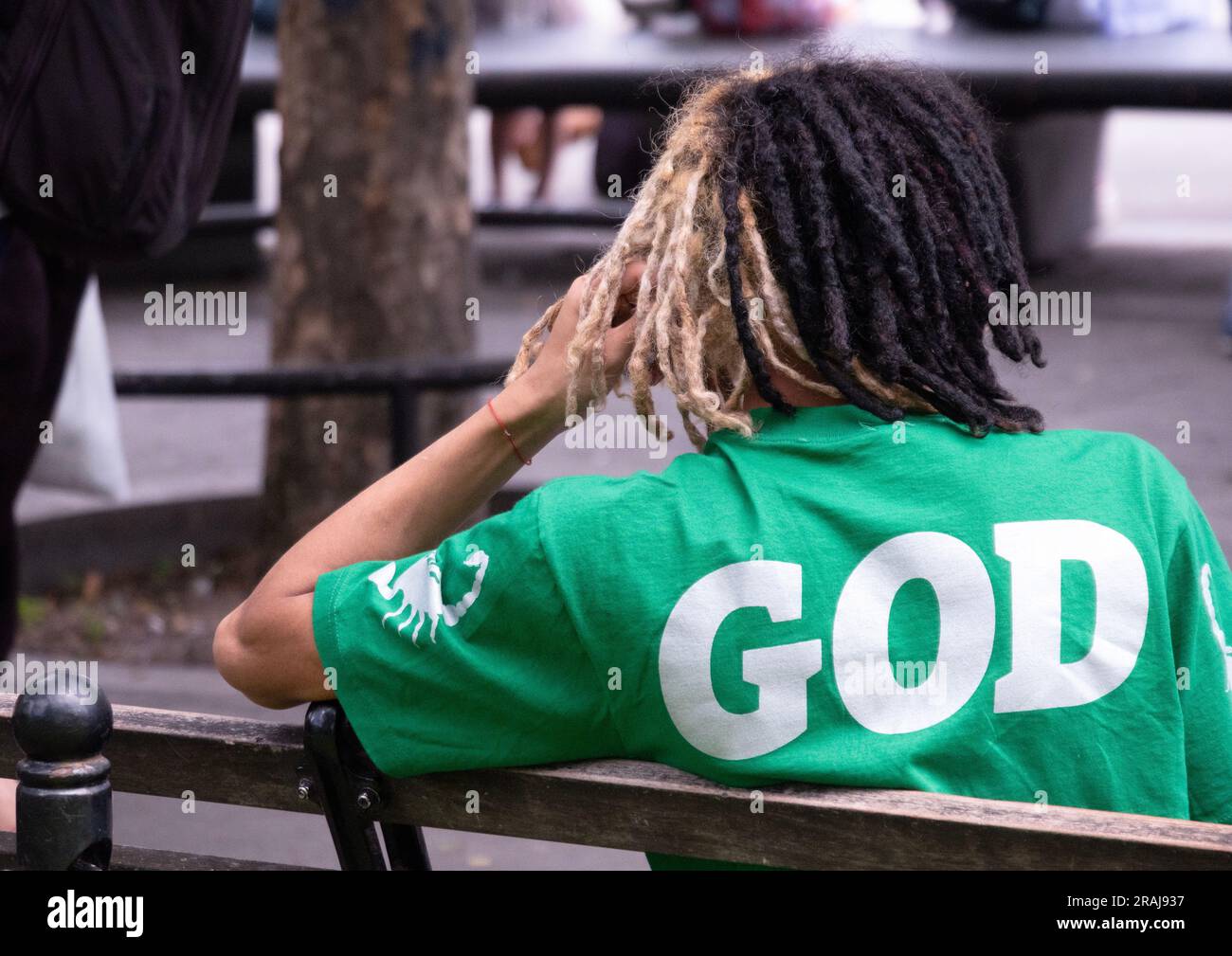Ein junger Mann, der zu denken scheint, er sei Gott. In einem Park in Greenwich Village, Manhattan. Stockfoto