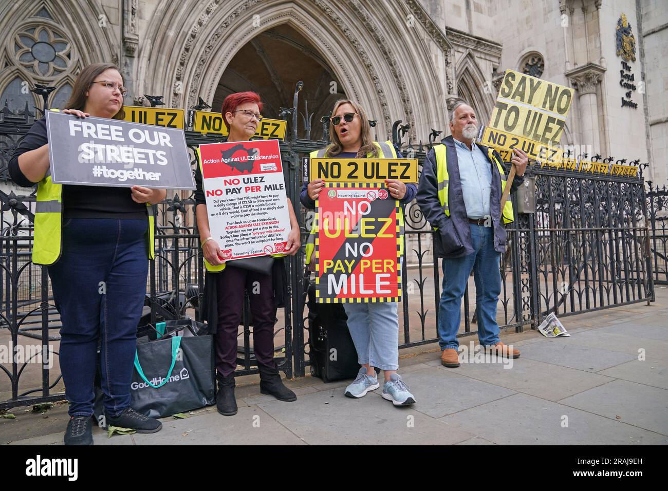 Vor dem High Court im Zentrum Londons demonstrieren die Menschen, wo fünf konservativ geführte Räte die Absicht des Bürgermeisters von London Sadiq Khan, Londons extrem emissionsarme Zone (Ulez) auszubauen, herausfordern. Die äußeren Londoner Stadtteile Bexley, Bromley, Harrow und Hillingdon sowie der Bezirksrat Surrey haben im Februar rechtliche Schritte wegen der geplanten Ausweitung von Ulez über die Nord- und die Süd-Ringstraße hinaus eingeleitet. Bilddatum: Dienstag, 4. Juli 2023. Stockfoto