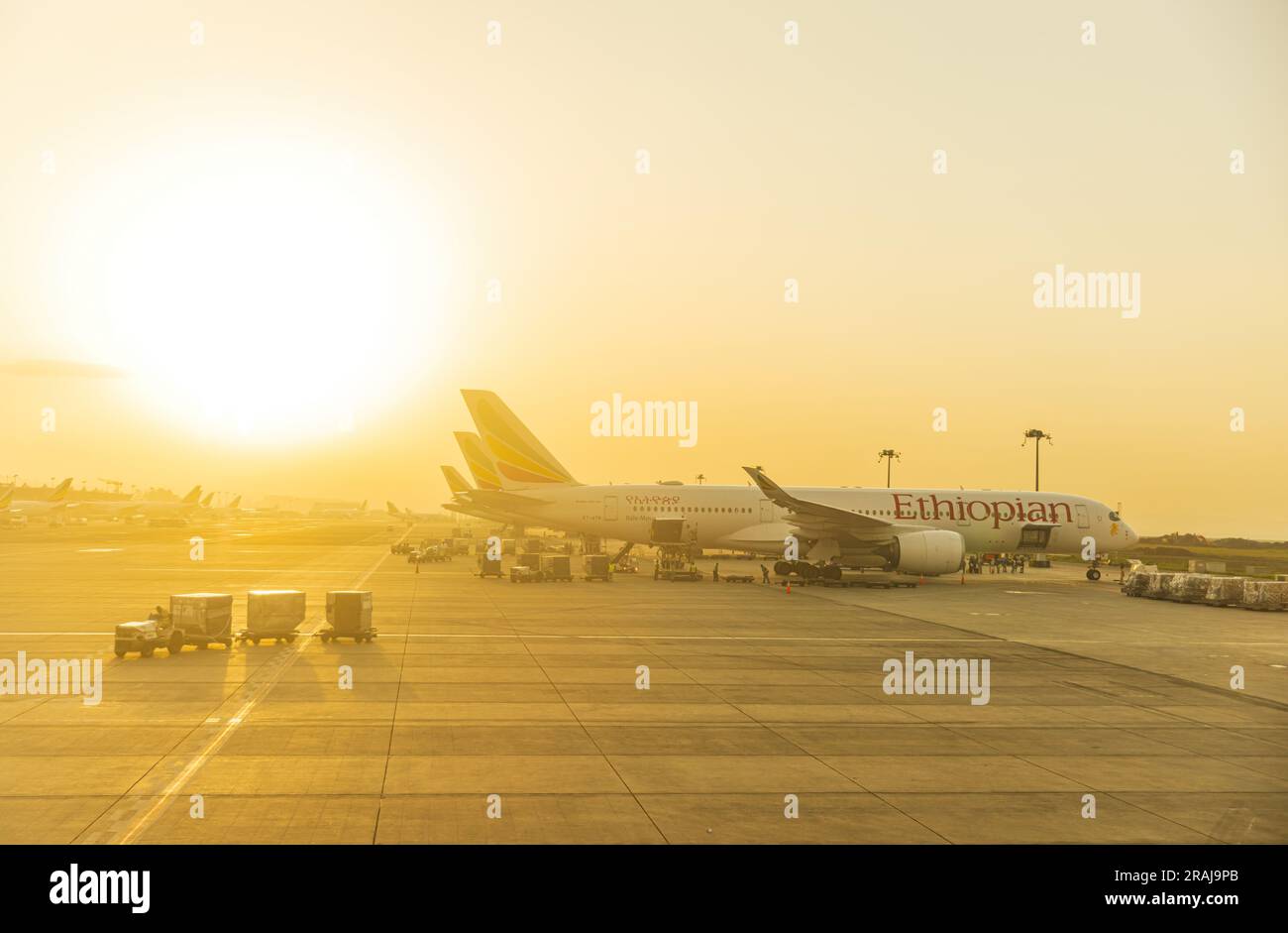 ADDIS ABEBA, ÄTHIOPIEN -JUNI 17 2023: Flugzeuge von Ethiopian Airlines, die auf dem Flughafen Addis Abeba landen Stockfoto