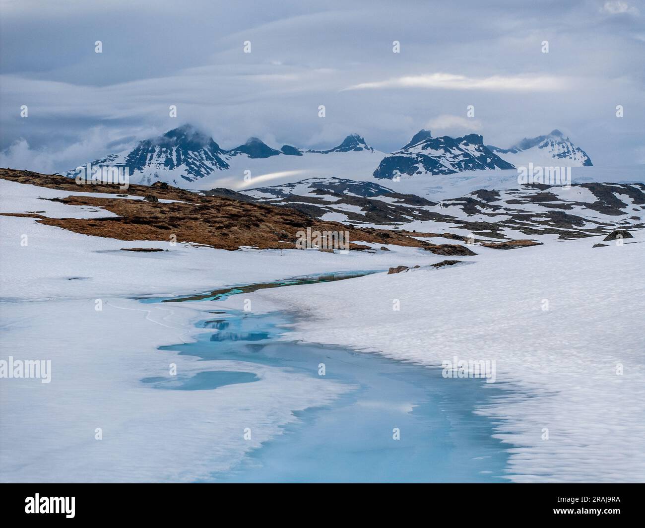 Die verschneite Berglandschaft von Jotunheimen in Norwegen Anfang Juni Stockfoto