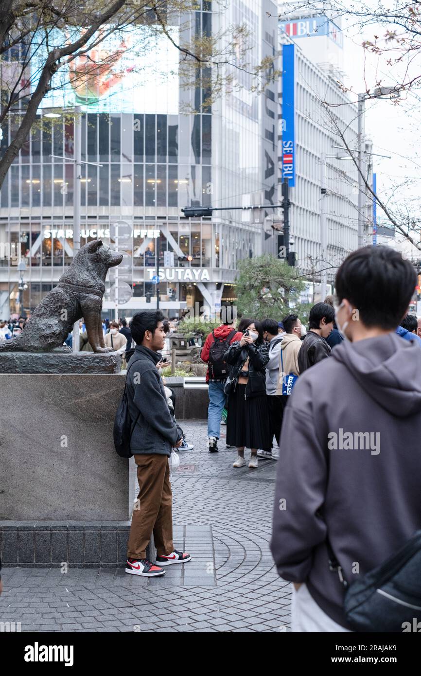 Touristen posieren für Fotos mit der Hachiko-Statue am Bahnhof Shibuya, Tokio. Stockfoto