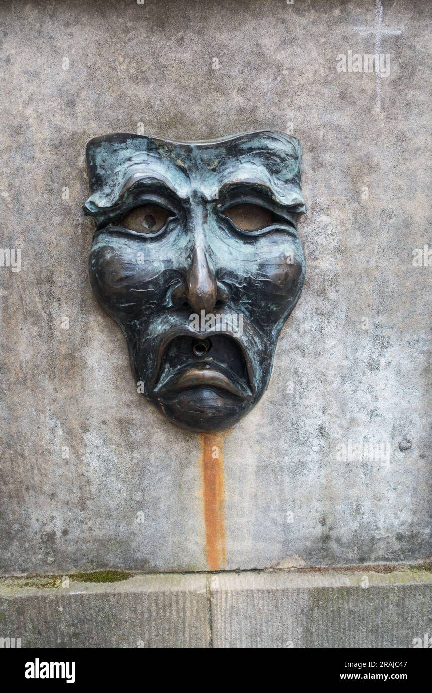 Trinkwasserbrunnen in Form einer Bronze-Metallmaske, Edinburgh, Schottland, Großbritannien. Stockfoto