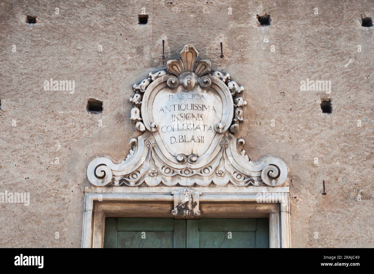 Italien, Ligurien, Finalborgo, Basilika di San Biagio, Eingangstür Stockfoto