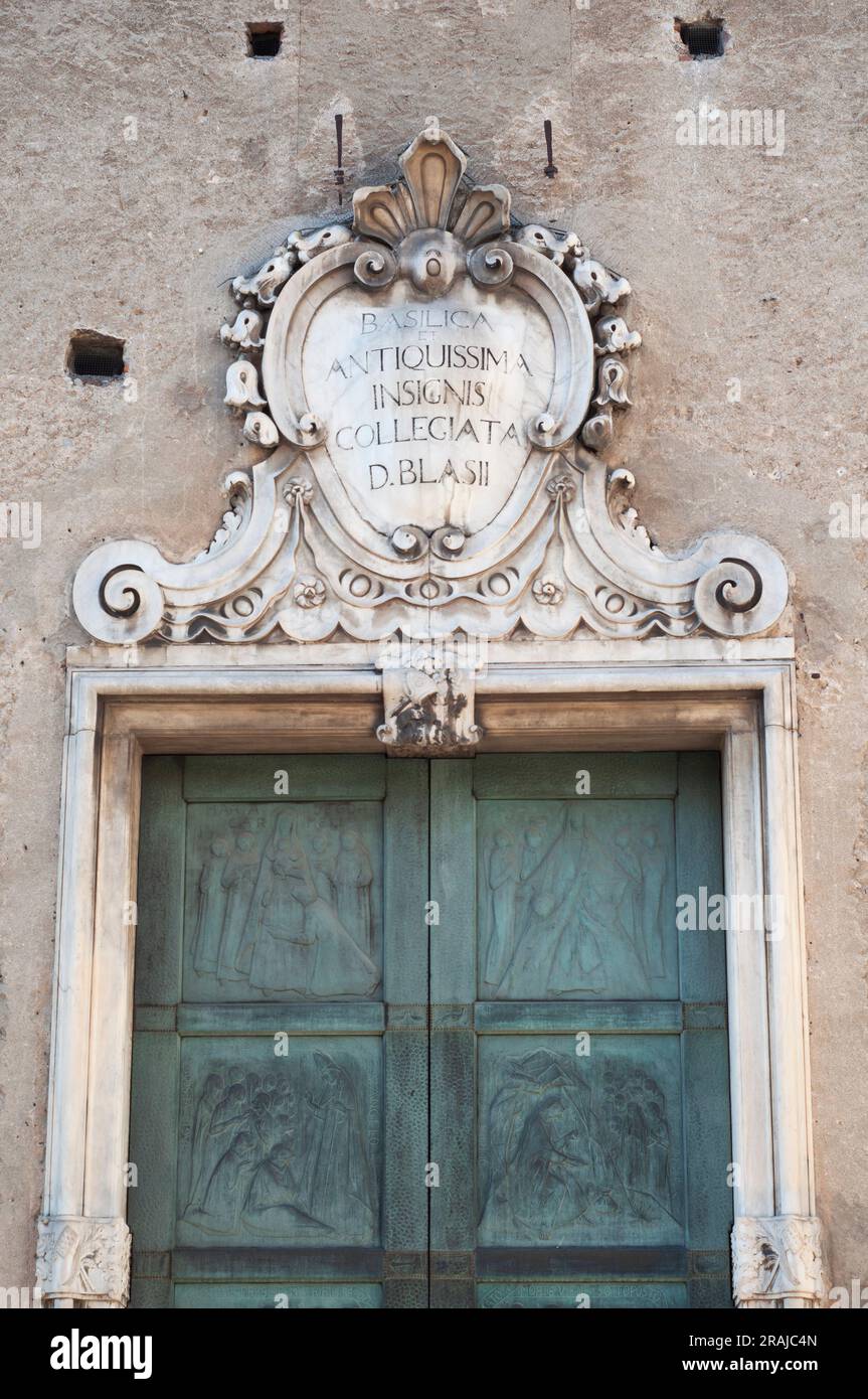 Italien, Ligurien, Finalborgo, Basilika di San Biagio, Eingangstür Stockfoto