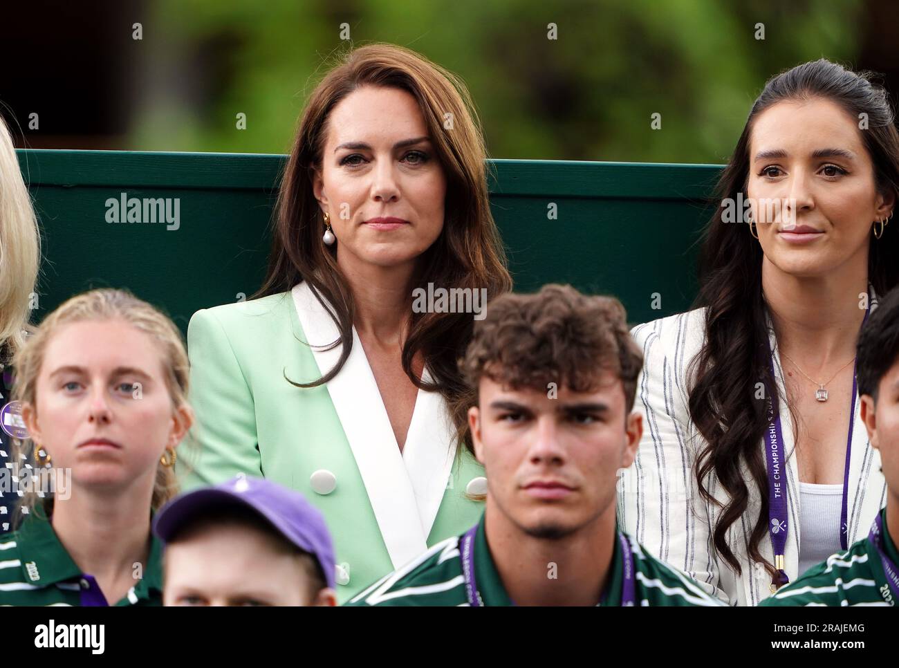 Die Prinzessin von Wales und Laura Robson beobachten Katie Boulter in Aktion gegen Daria Saville am zweiten Tag der Wimbledon Championships 2023 im All England Lawn Tennis and Croquet Club in Wimbledon. Bilddatum: Dienstag, 4. Juli 2023. Stockfoto