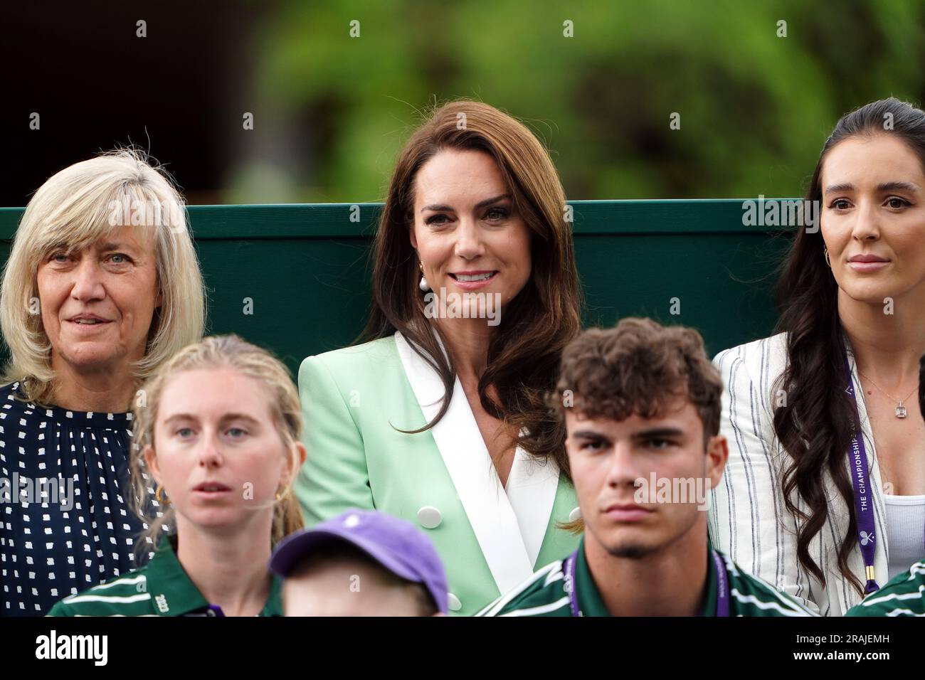 Die Prinzessin von Wales, zusammen mit Deborah Jevans und Laura Robson, beobachtet Katie Boulter in Aktion gegen Daria Saville am zweiten Tag der Wimbledon-Meisterschaft 2023 im All England Lawn Tennis and Croquet Club in Wimbledon. Bilddatum: Dienstag, 4. Juli 2023. Stockfoto